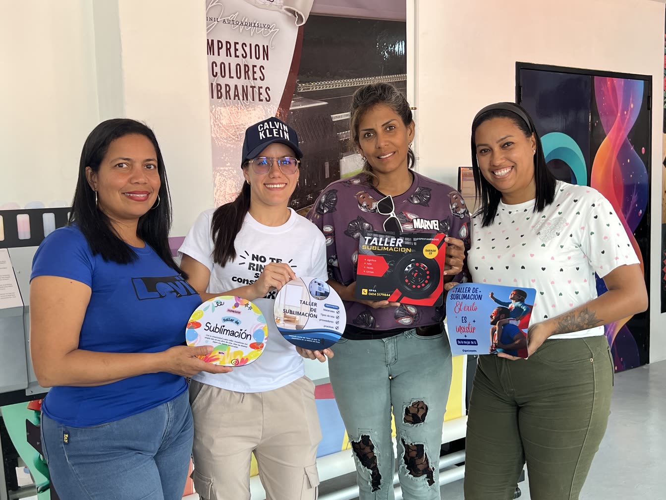 Alumnas mostrando sus diseños terminados en el taller de sublimación de GP Estampados