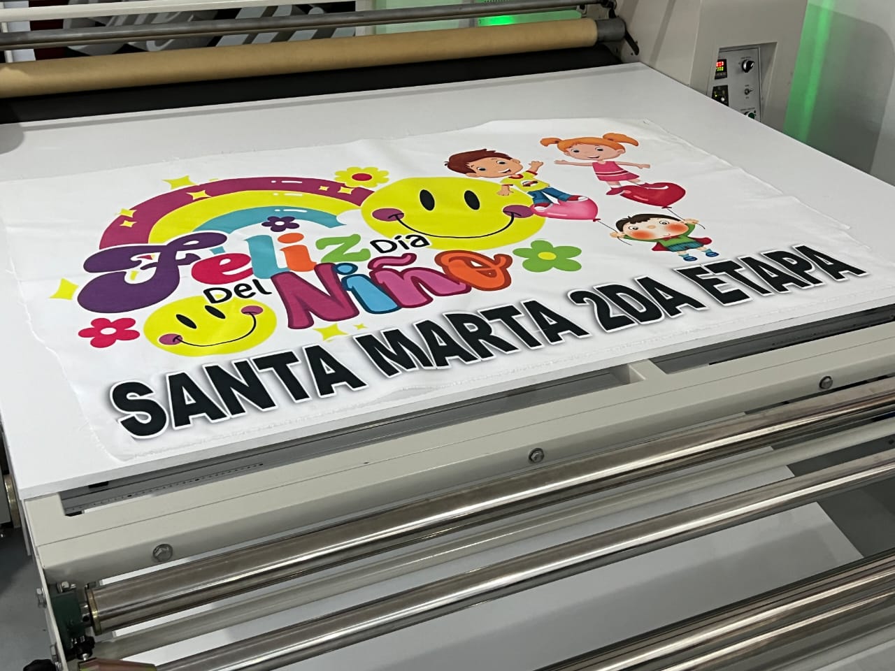 Plotter de impresión trabajando durante el taller